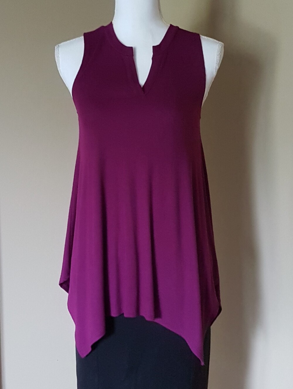 Sleeveless V-Neck Flowy Tunic in Deep Berry Magenta Purple Stylus Like NEW